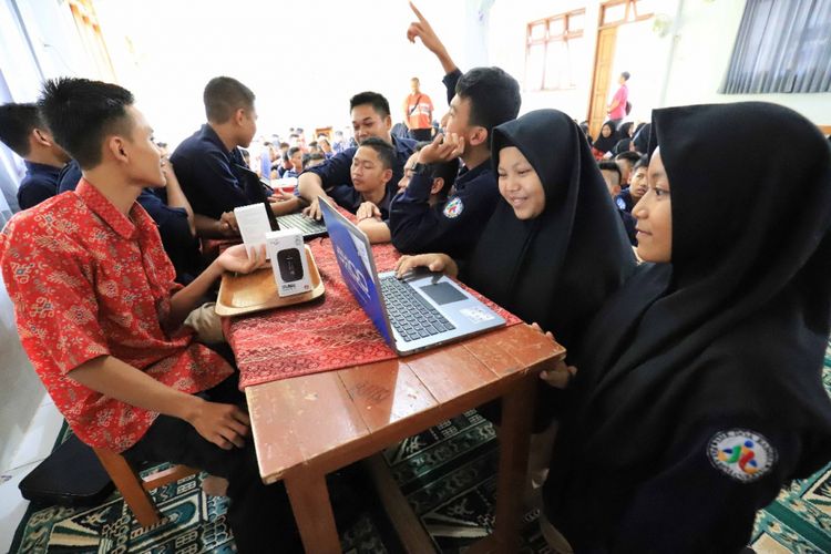 Siswa-siswi di sekolah pelosok mendapat akses internet dari tri.