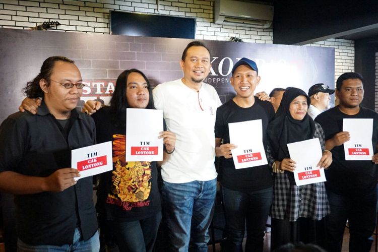 Cak Lontong bersama lima komika Stand Up Comedy Indonesia (SUCI) 8 dalam jumpa pers di kawasan Kebayoran Baru, Jakarta Selatan, Kamis (29/3/2018).