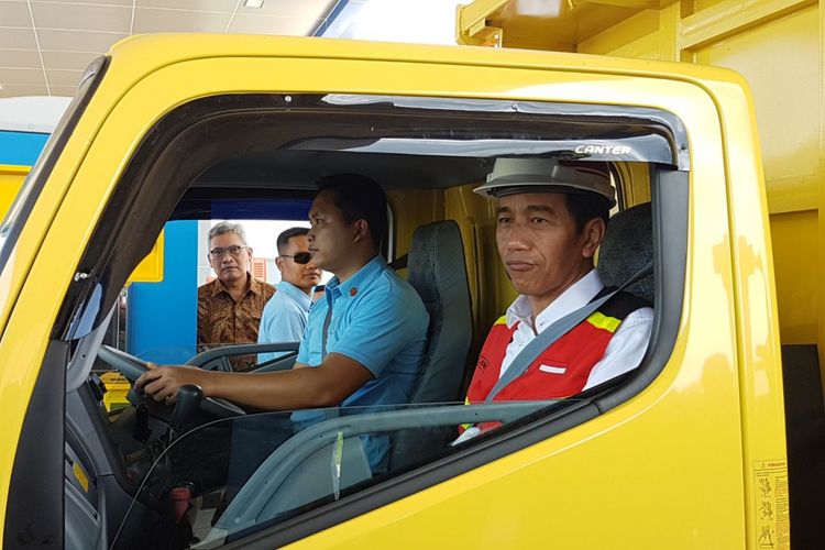Presiden Joko Widodo usai meresmikan Tol Ngawi-Kertosono ruas Ngawi-Wilangan, meninjau jalan tol sepanjang 49,5 kilometer dengan menumpang kendaraan truk, Kamis (29/3/2018).