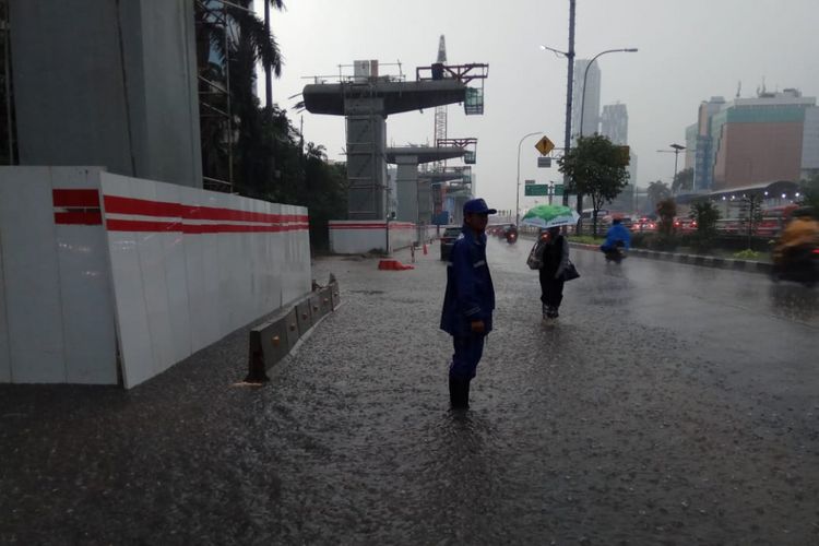 Genangan 10 sentimeter di Jalan MT Haryono, Pancoran, Jakarta Selatan, akibat hujan deras sejak Kamis (29/3/2018) sore.