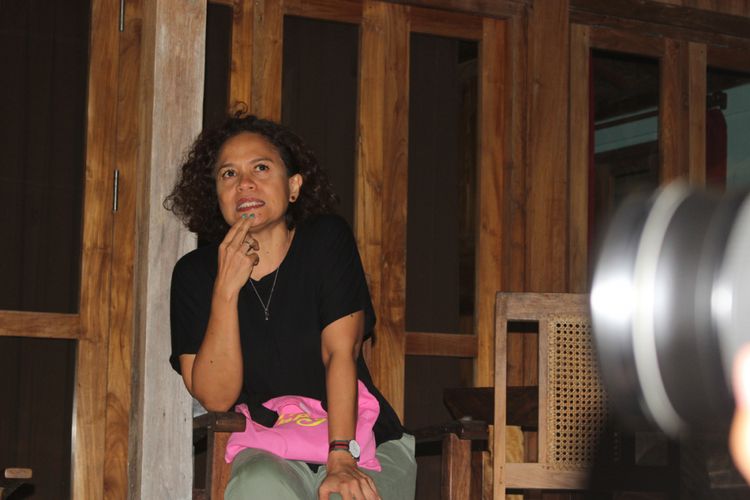 Mira Lesmana saat diwawancarai di lokasi shooting film Kulari ke Pantai, di Desa Limasan, Pacitan, Jawa Timur, SENIN, (26/3/2018).