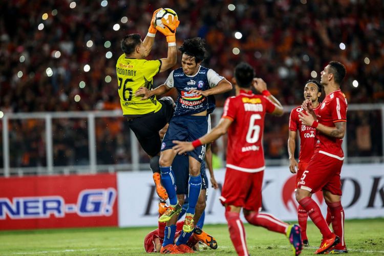 Kiper Persija Jakarta Andritany berebut bola dengan pemain Arema Malang saat Liga 1 di Stadion Utama Gelora Bung Karno, Jakarta, Sabtu (31/3/2018). Persija menang dengan skor 3-1.