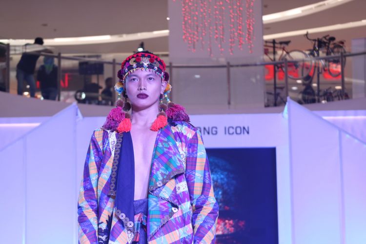 Koleksi busana Pesona Palembang yang dipamerkan pada Palembang Fashion Week 2018, Sabtu (31/3/2018).