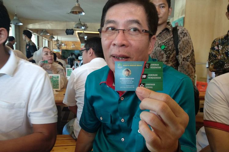 Calon Wali Kota Bekasi dari Partai Keadilan Sejahtera (PKS) Nur Supriyanto menunjukkan Kartu Bekasi Maju yang digagasnya, Jakarta Timur, Minggu (1/4/2018).