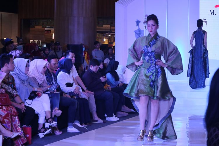 Salah satu koleksi busana Siung Siung yang dipamerkan pada Palembang Fashion Week 2018, Minggu (1/4/2018).