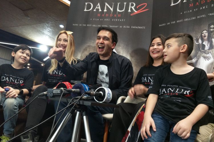Produser Manoj Punjabi bersama para pemain film Danur 2: Maddah diabadikan di Lagoon Avenue Bekasi, Jawa Barat, Jumat (30/3/2018).