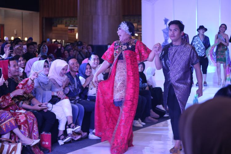 Salah satu koleksi busana Siung Siung yang dipamerkan pada Palembang Fashion Week 2018, Minggu (1/4/2018).