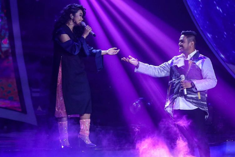 Abdul dan Yura Yunita membawakan lagu Cinta dan Rahasia pada Indonesian Idol 2018 di Jakarta, Senin (2/4/2018). Kompetisi pencarian bakat Top tersebut telah menyisakan tiga peserta yaitu Maria Simorangkir, Joanita Veroni, dan Ahmad Abdul.