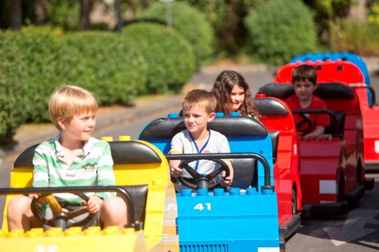 Legoladn Dibai, dalam wahana driving school.