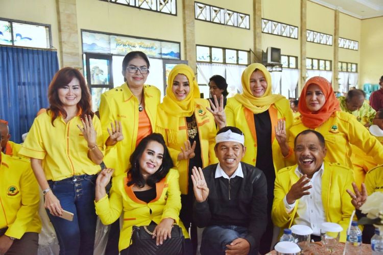 Calon Gubernur Jawa Barat Dedi Mulyadi (depan tengah) saat bersama pengurus Partai Berkarya di Kuningan, Selasa (3/4/2018).