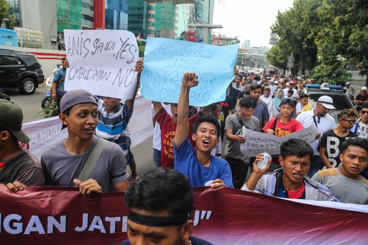 Kelompok pedagang kaki lima Lapangan Jati Baru melakukan aksi demo di depan Kantor Ombudsman di Jakarta Selatan, Selasa (3/4/2018). Kedatangan mereka untuk memprotes kinerja Ombudsman terkait Laporan Hasil Akhir Pemeriksaan dalam kasus PKL Tanah Abang.