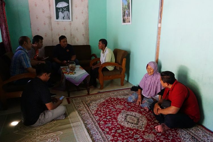 Petugas kepolisian mendatangi rumah korban untuk melakukan klarifikasi terkait upaya penculikan dan perampasan perhiasan siswi SD di Panggang, Gunung Kidul, Yogyakarta, Selasa (3/4/2018).