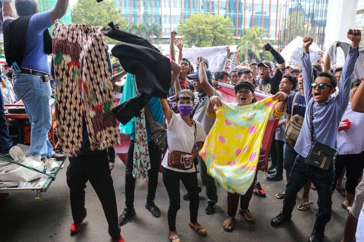 Kelompok pedagang kaki lima Lapangan Jati Baru melakukan aksi demo di depan Kantor Ombudsman di Jakarta Selatan, Selasa (3/4/2018). Kedatangan mereka untuk memprotes kinerja Ombudsman terkait Laporan Hasil Akhir Pemeriksaan dalam kasus PKL Tanah Abang.