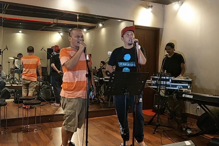 S.O.B saat latihan untuk 25th Anniversary Concert Batman Kasarung - Iwa K di Bros Music Studio, Cilandak, Jakarta Selatan, Senin (2/4/2018) malam. 