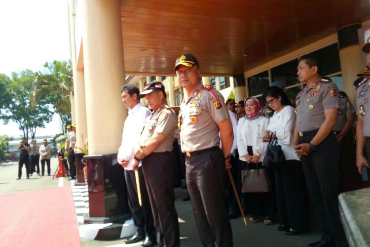 Kapolri Jenderal Tito Karnavian tengah menerima sambutan saat berkunjung ke Mapolda Jabar, Jala Soekarno Hatta, Kota Bandung, Selasa (3/4/2018).