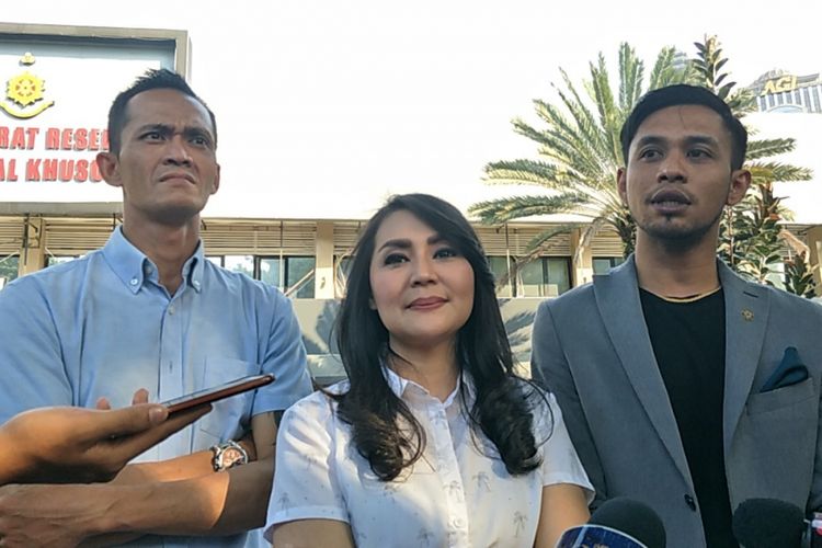 Tessa Kaunang (tengah) didampingi kuasa hukumnya Irsan Gusfrianto (kanan) dan kerabatnya (kiri) menjalani pemeriksaan berkait laporan dugaan pencemaran nama baik terhadap Sandy Tumiwa di Polda Metro Jaya, Jakarta Selatan, Rabu (4/4/2018) sore.