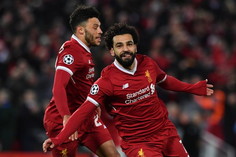 Selebrasi penyerang Liverpool FC, Mohamed Salah (kanan), seusai berhasil membobol gawang Manchester City dalam pertandingan leg 1 perempat final Liga Champions 2017-2018 di Stadion Anfield, Liverpool, Inggris, pada Rabu (4/4/2018). 