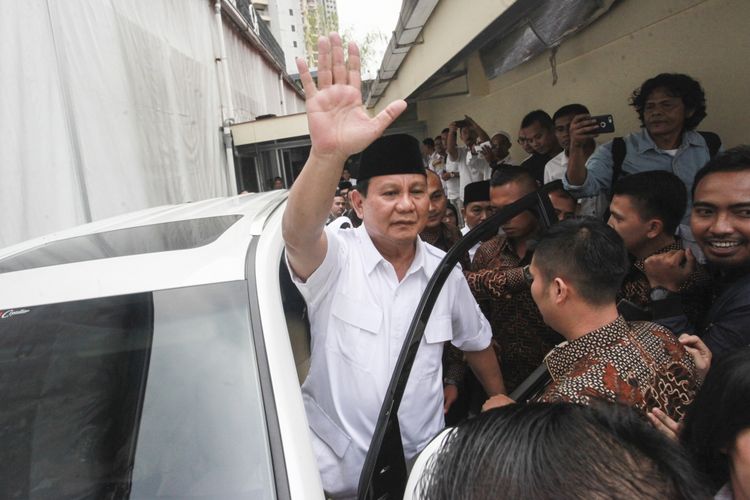 Ketua Umum Partai Gerindra Prabowo Subianto melambaikan tangannya kepada kader Gerindra usai menghadiri acara Rapat Kerja Nasional Bidang Advokasi dan Hukum DPP Gerindra di Jakarta, Kamis (5/4). Dalam acara yang diselenggarakan secara tertutup tersebut Prabowo akan memberikan arahan dan pidato politiknya kepada seluruh kader Partai Gerindra yang hadir. ANTARA FOTO/Muhammad Adimaja/foc/18.