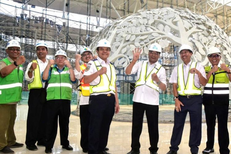 Dirjen Perhubungan Udara, Agus Santoso, mendapingi Menteri Perhubungan, Budi Karya Sumadi, saat meninjau Bandara Kertajati di Majalengka, Rabu (4/4/2018).