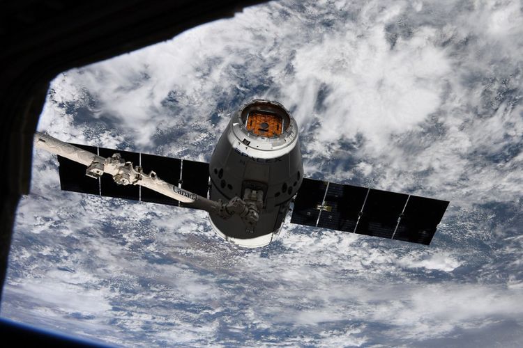 Dragon yang sampai di ISS kemarin (4/4/2018)