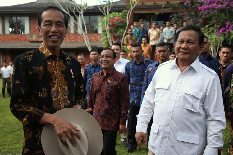 Presiden Joko Widodo dan Ketua Umum Partai Gerakan Indonesia Raya Prabowo Subianto (kanan) menjawab pertanyaan wartawan usai  berkuda bersama disela-sela pertemuan mereka di Padepokan Garuda Yaksa Bojong Koneng, Kabupaten Bogor, Jawa Barat, Senin (31/10/2016). Selain sebagai bentuk silaturahmi, pertemuan itu juga untuk mendiskusikan berbagai permasalahan di Indonesia.