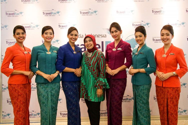 Pengunjung berpose bersama pramugari pada pameran wisata Garuda Indonesia Travel Fair (GATF) 2018 di Jakarta Convention Center, Jumat (6/4/2018). Acara ini menawarkan tiket murah berbagai destinasi baik dalam maupun luar negeri.