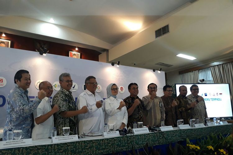 Konferensi pers terpadu Badan Pengawas Obat dan Makanan (BPOM) terkait temuan acing dalam produk ikan makerel di Jakarta, Jumat (6/4/2018).
