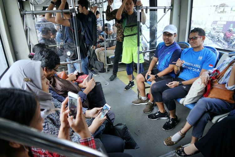 Wakil Gubernur DKI Jakarta Sandiaga Uno naik bus transjakarta menuju Balai Kota, Jumat (6/4/2018). 