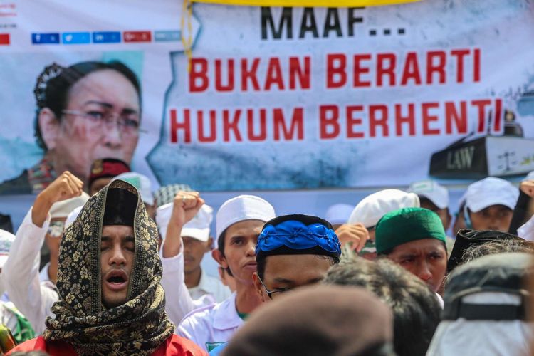 Ormas Islam melakukan aksi unjuk rasa di Kantor Bareskrim Polri, Gambir, Jakarta Pusat, Jumat (6/4/2018). Pendemo menuntut Sukmawati Soekarnoputri atas pembacaan puisi yang dinilai sebagai bentuk penodaan agama.