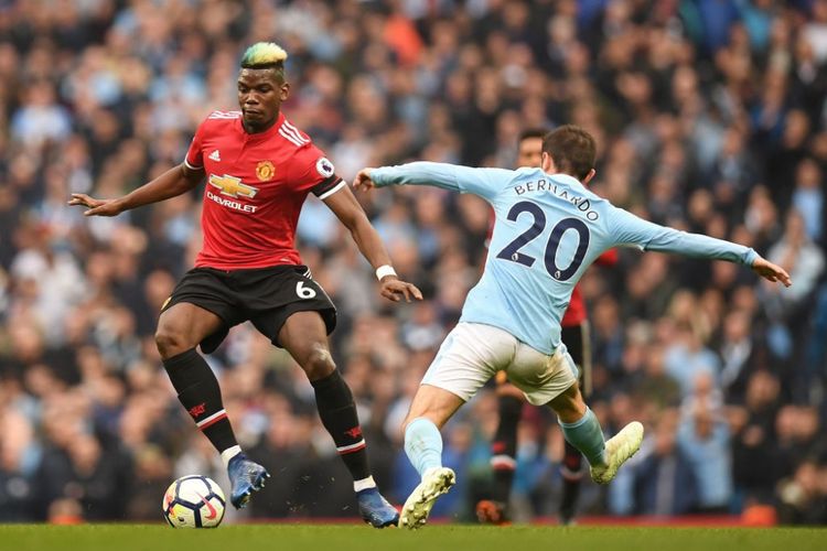 Paul Pogba mencoba melewati hadangan Bernardo Silva pada laga Premier League antara Manchester City dan Manchester United di Stadion Etihad, Sabtu (7/4/2018).