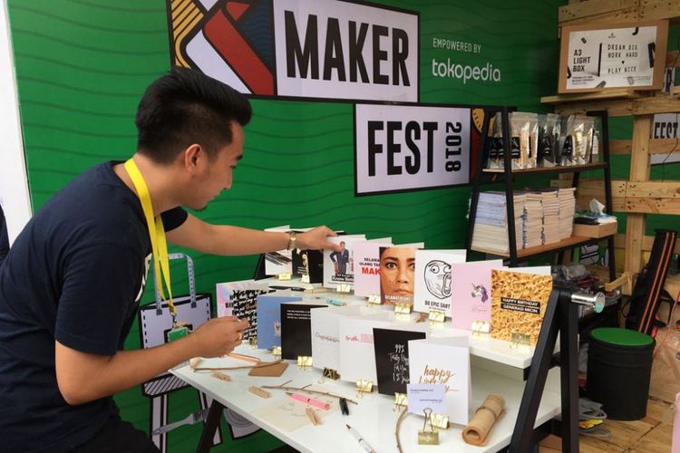 Sejumlah produk kreator lokal yang dipamerkan pada ajang Makerfest 2018 di Medan, Sumatera Utara, Sabtu (7/4/2018). Makerfest mempertemukan serta mengkompetisikan para kreator lokal yang menghasilkan produk seperti makanan dan minuman, kerajinan tangan, pakaian, aksesori, dan sebagainya.