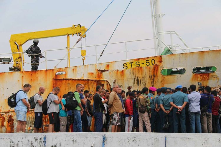 Sejumlah ABK dari kapal asing buronan Interpol berbendera Togo, Afrika, yang berhasil ditangkap TNI AL Lanal Sabang di perairan laut Aceh, ditunjukkan kepada wartawan, Sabtu (7/4/2018). Dalam kapal STS-50 Sea Breeze Andrey Dolgov STD No 2  itu TNI AL Lanal Sabang mengamankan 30 orang anak buah kapal (ABK) di antaranya 2 warga negara Australia, 8 warga Rusia dan 20 warga Indonesia.