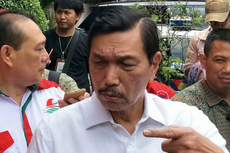 Menteri Koordinator Bidang Kemaritiman, Luhut Binsar Pandjaitan ketika ditemui di Kantor DPP PDI-P Lenteng Agung, Jakarta, Minggu (8/4/2018) (KOMPAS.com/ MOH NADLIR)