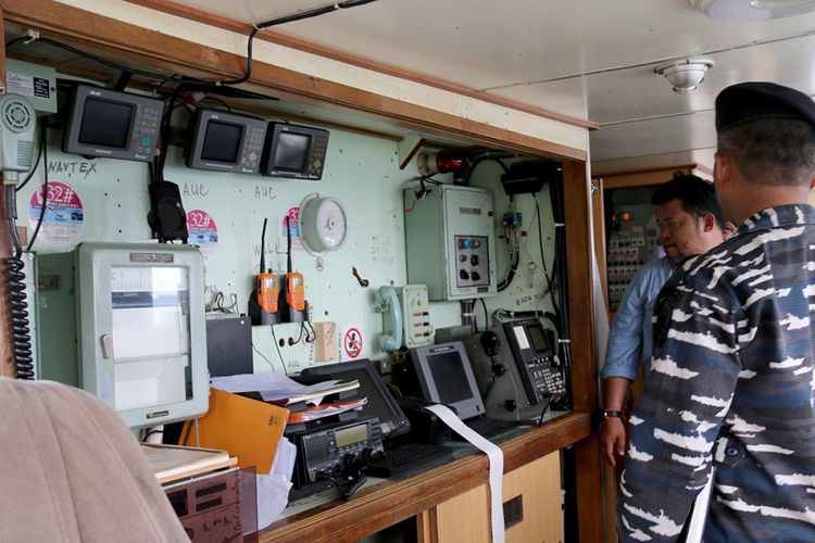 Kapal asing buronan Interpol berbendera Togo, Afrika, yang berhasil ditangkap TNI AL Lanal Sabang di perairan laut Aceh, ditunjukkan kepada wartawan, Sabtu (7/4/2018). Dalam kapal STS-50 Sea Breeze Andrey Dolgov STD No 2  itu TNI AL Lanal Sabang juga mengamankan 30 orang anak buah kapal (ABK) di antaranya 2 warga negara Australia, 8 warga Rusia dan 20 warga Indonesia.