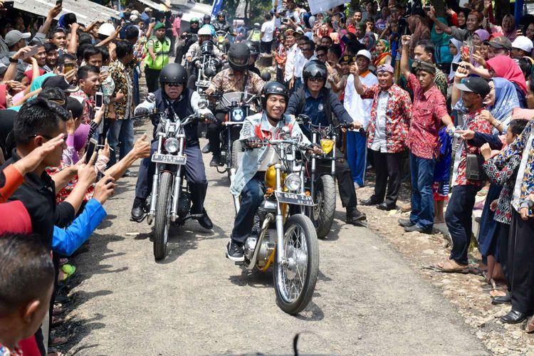 Presiden Joko Widodo dan rombongan bikers saat melakukan touring menggunakan motor chopper miliknya di Sukabumi, Jawa Barat, Minggu (8/4/2018). Di sela perjalanan itu, Jokowi sempat meninjau dua program padat karya yang dikerjakan oleh warga Sukabumi.