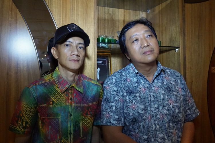 Hendri Lamiri (kiri) dan Henry Kurniadi yang tergabung dalam grup duo instrumen H&H dalam jumpa pers konser Tribute To Nusantara: Apresiasi To Koes Plus di Oso Securities, Kuningan, Jakarta Selatan, belum lama ini.  