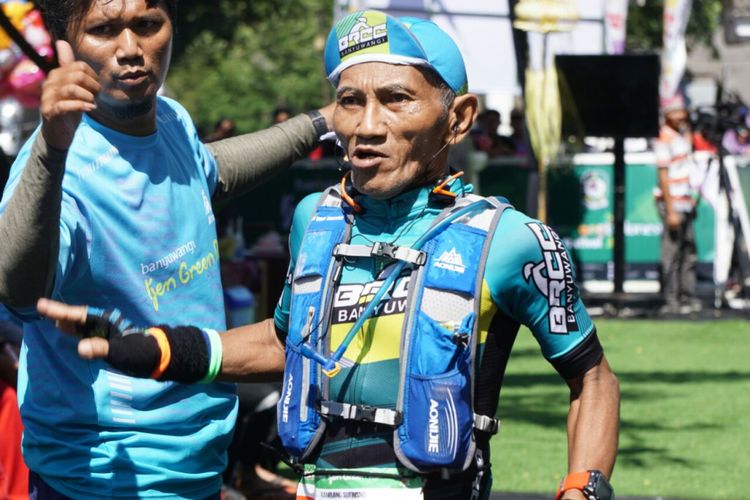 Bambang (68) saat masuk finish di Banyuwangi Ijen Green Run 2018 Minggu (8/4/2018)