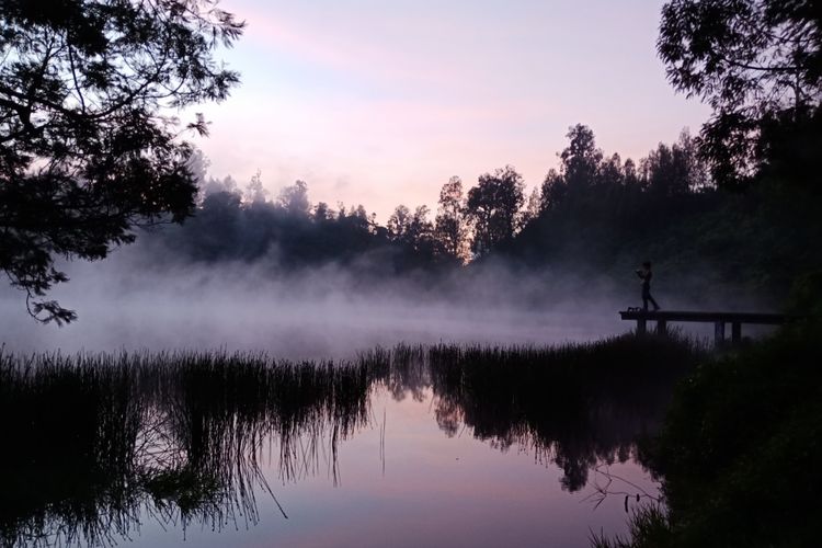 Pesona Ranu Regulo di pagi hari sebelum matahari terbit, Sabtu (7/4/2018).(KOMPAS.COM / MUHAMMAD IRZAL ADIAKURNIA)
