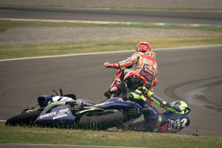 Momen saat Rossi dibuat jatuh oleh Marquez.