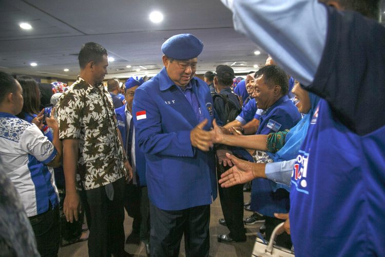 Ketua Umum Partai Demokrat Susilo Bambang Yudhoyono (dua kiri) menyapa warga saat pelantikan DPD dan DPC di Jogja Expo Center, Bantul, DI Yogyakarta, Senin (9/4/2018). Dalam sambutannya SBY berharap dapat menggaet suara secara optimal pada tahun politik mendatang di DIY secara keseluruhan.