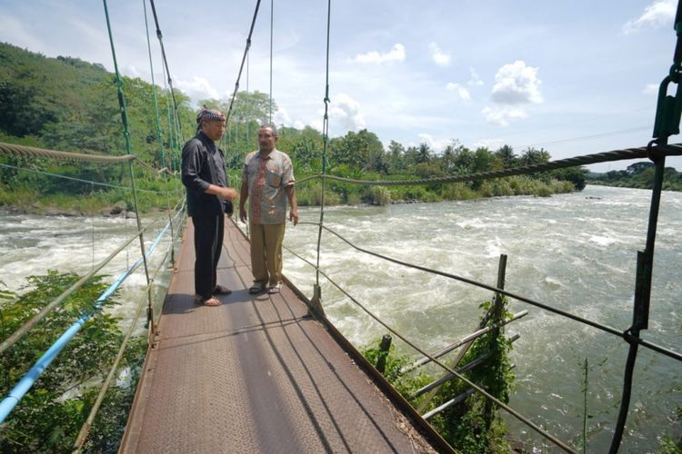 Calon Gubernur Jawa Barat nomor urut 2 Tubagus Hasanudin mengunjungi warga  yang terdampak proyek pembangunan waduk Jatigede di Kabupaten Sumedang, Jawa Barat, Senin (9/4/2018). 