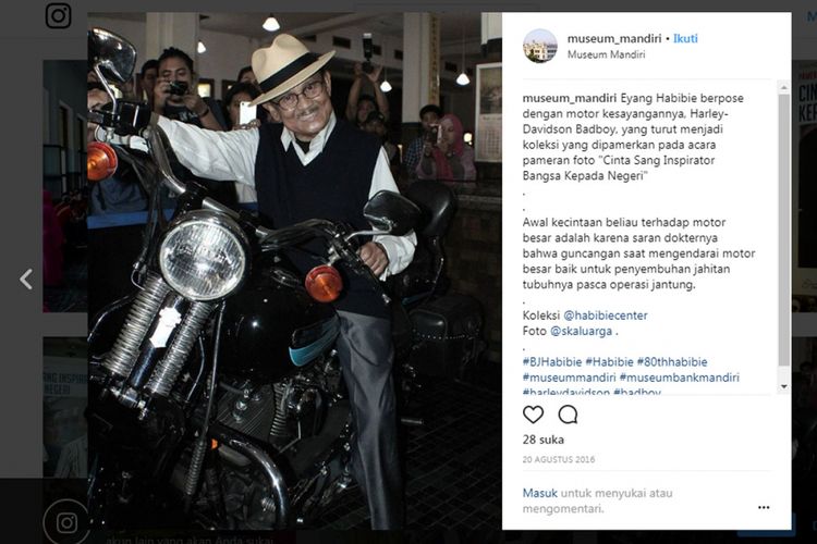 BJ Habibie bersama dengan motor Bad Boy kesayangannya.