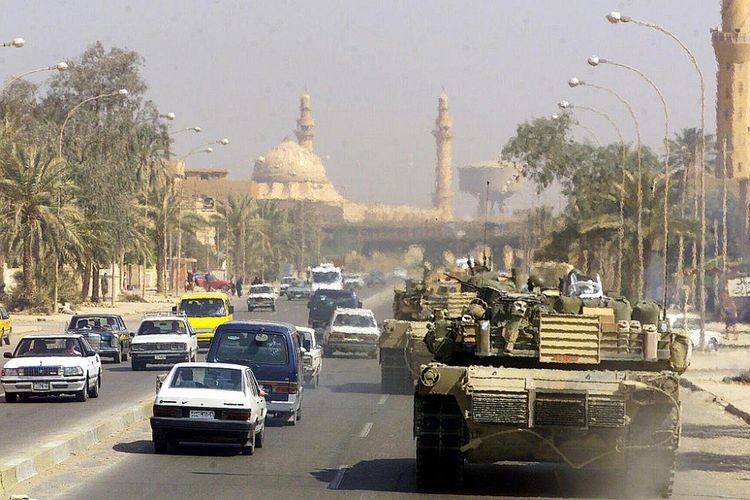 Sebuah tank M1 Abrams milik AS berpatroli di jalanan kota Baghdad setelah kota itu direbut pada awal April 2003.
