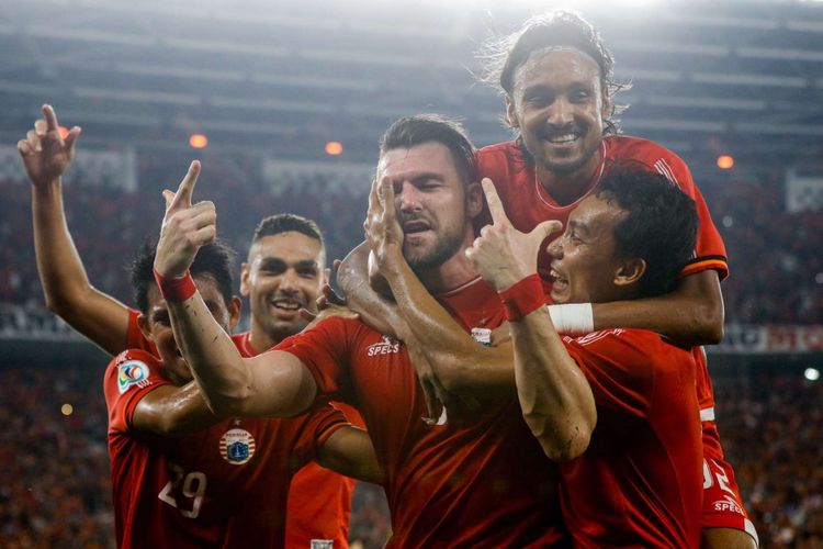 Pemain Persija Jakarta Marko Simic melakukan selebrasi saat mencetak gol saat Penyisihan grup AFC CUP 2018 di Stadion Utama Gelora Bung Karno, Jakarta, Selasa (10/4/2018). Persija menang dengan skor 4-0.