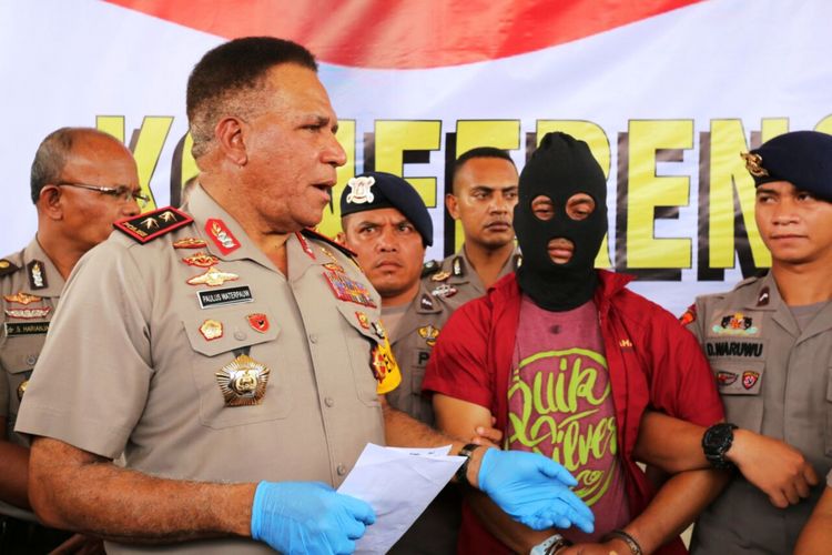 Wakil Kepala Polres Lombok Tengah Kompol Fahrizal (tutup muka) di Mapolda Sumut