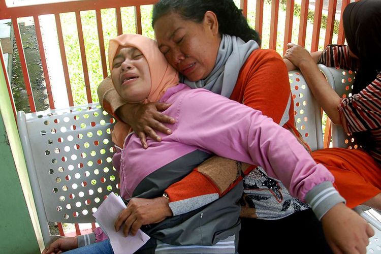 Dua wanita menangis setelah menerima kabar seorang anggota keluarganya meninggal akibat meminum minuman keras (miras) jenis oplosan, di sebuah rumah sakit di Bandung, Jawa Barat, Senin (9/4/2018). Korban miras jenis oplosan di daerah tersebut terus bertambah, dari data terakhir sebanyak 23 orang dilaporkan tewas dengan indikasi keracunan.