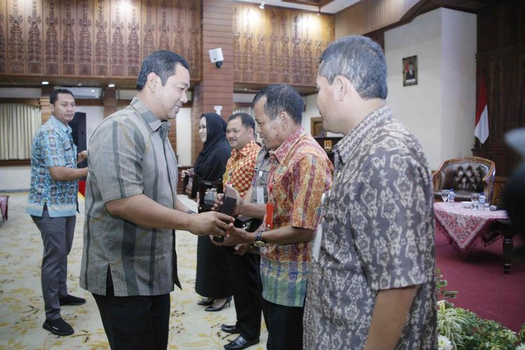 Wali Kota Semarang, Hendrar Prihadi, menandatangani kesepakatan bersama dengan empat daerah lainnya untuk mengembangkan kawasan Kendungsepur (Kendal, Kabupaten Semarang, Salatiga, dan Purwodadi) di Balai Kota Semarang, Selasa (10/4/2018).