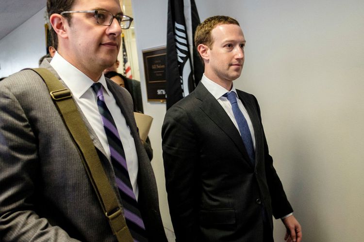 Pendiri sekaligus CEO Facebook Mark Zuckerberg (kanan) dijadwalkan memberi kesaksian di kongres Amerika Serikat terkait skandal kebocoran data pengguna Facebook, hari Rabu (11/4/2018).