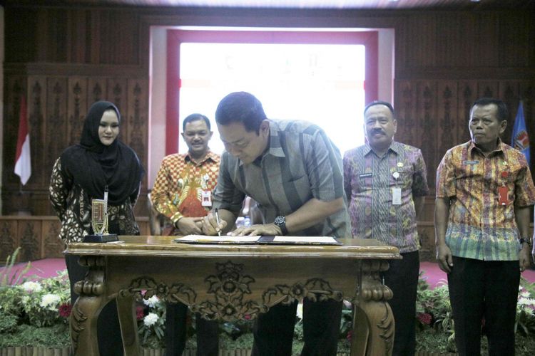Wali Kota Semarang, Hendrar Prihadi, menandatangani kesepakatan bersama dengan empat daerah lainnya untuk mengembangkan kawasan Kendungsepur (Kendal, Kabupaten Semarang, Salatiga, dan Purwodadi) di Balai Kota Semarang, Selasa (10/4/2018).