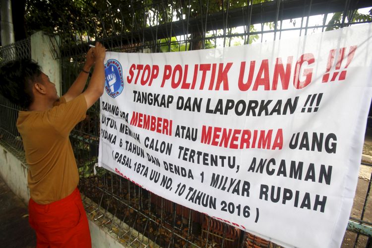 Himbauan tolak politik uang dipasang warga di daerah pemukiman penduduk di Sukabumi Utara, Jakarta, Sabtu (28/1/2017). Ancaman pidana 6 tahun dan denda Rp 1 Milyar berdasarkan pasal187 A UU No.10 tahun 2016, dapat dikenakan pada pemberi maupun penerima.